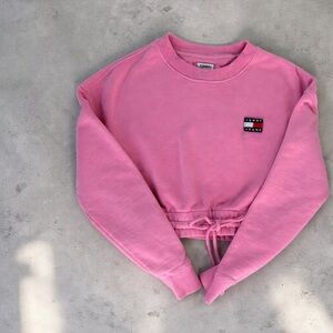 Tommy Jeans Pink Daisy Tommy Badge Cropped Organic Cotton Sweatshirt Drawstring